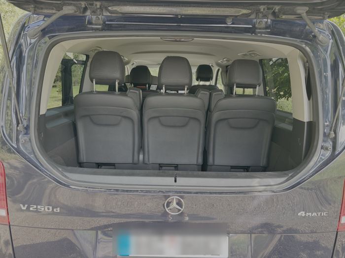 Mercedes-Benz V zezadu s otevřeným kufrem